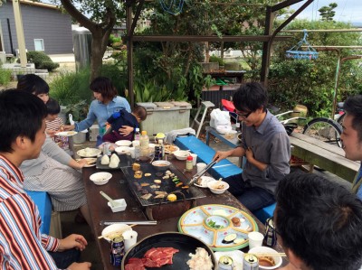 段々屋根の家　1年とBBQ!