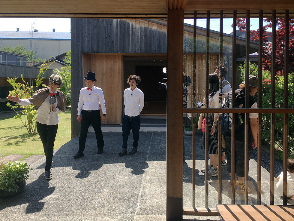 ホームズとワトソンが酒井西の家を捜査にやってきた